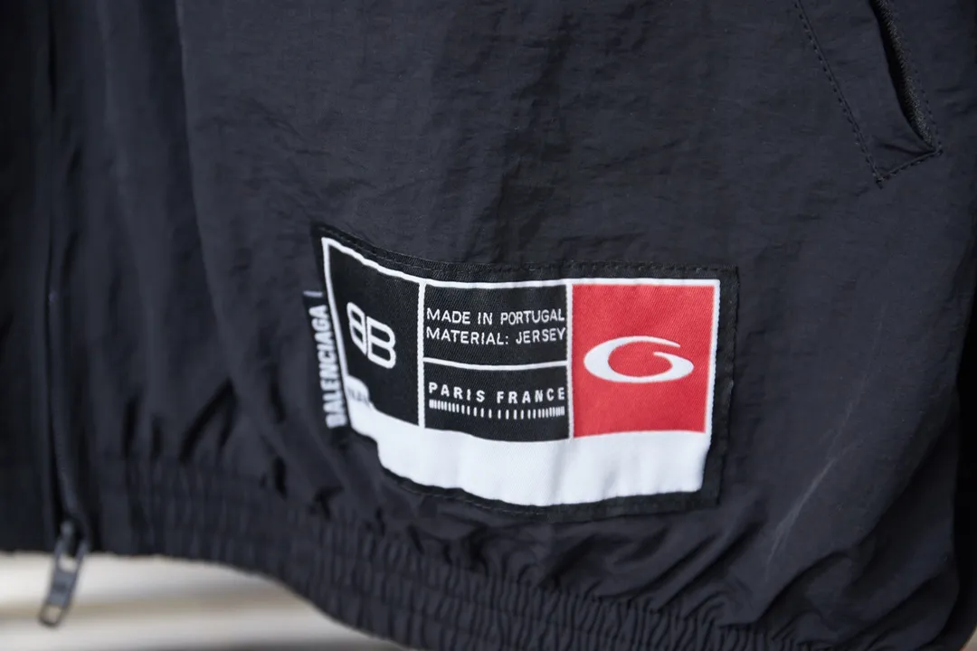 Balenciaga 𝘽𝘼𝙇𝙀𝙉𝘾𝙄𝘼𝙂𝘼 BLCG 26SS 77 3M Manchester United embroidered sports suit Light luxury A must-have item for men and women's daily commuting Correct version Free to compare Detailed features · Made of T 800 professional jacket polyester fabric · The entire fabric is pre-treated with a waterproof coating · The interior is made of four-way elastic nylon lining · Zipper pockets on both sides Elastic cuff design · Internal zipper hidden pocket design · Imported Tajima high-speed embroidery machine thousands of needle embroidery technology · Elastic elastic waist design at the hem · Customized molded hardware zipper Jacket double puller design · Zippered pockets on the side of trousers · Original main mark washed tag brand packaging Color: Black/Navy Blue/Silver Gray Size: 46/48/50/52